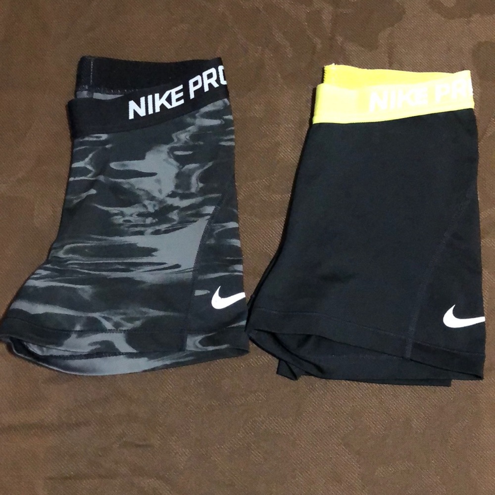 2 NIKE PRO WOMEN’s TRAINING SHORTS. SIZE: XS